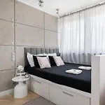 Air-conditioned Premium Loft Skyline Only 900 M To Station Apartmán