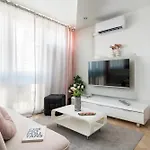 Air-conditioned Premium Loft Skyline Only 900 M To Station Apartmán