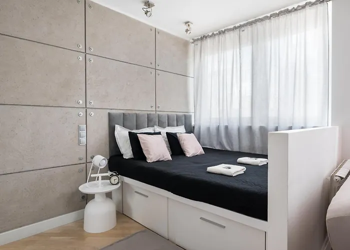 Air-conditioned Premium Loft Skyline Only 900 M To Station Apartman